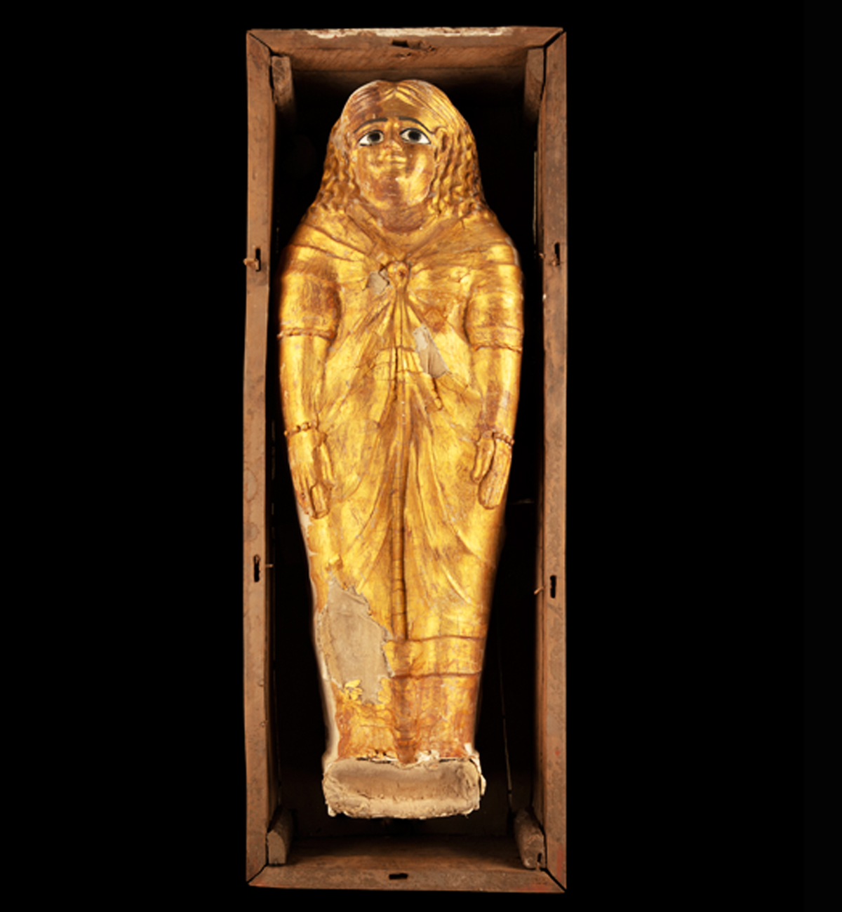 مومياء لطفلة مغطاة بطبقة من الكارتوناج المذهب