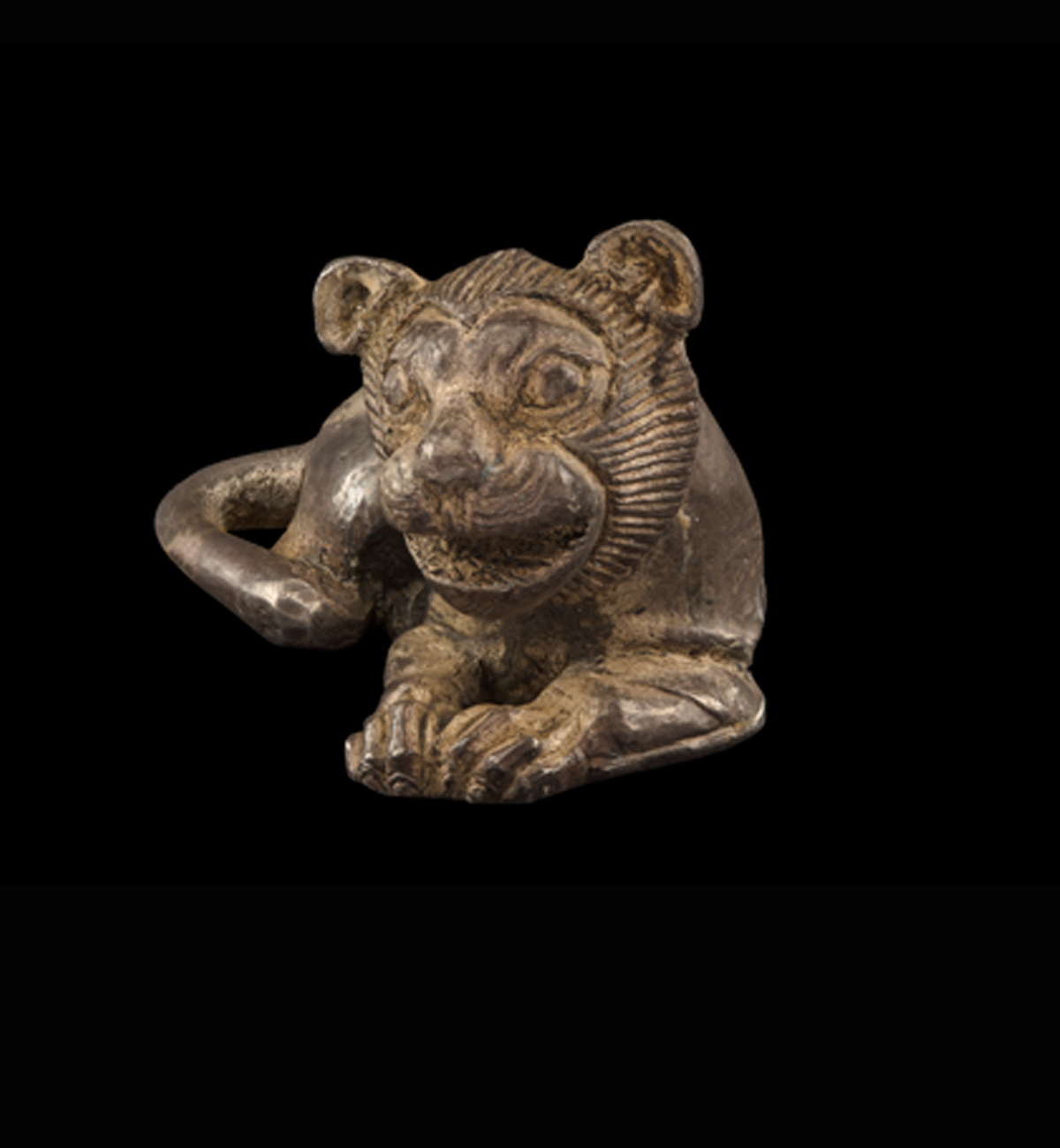 تمثال لأسد من الفضة (كنز الطود)
