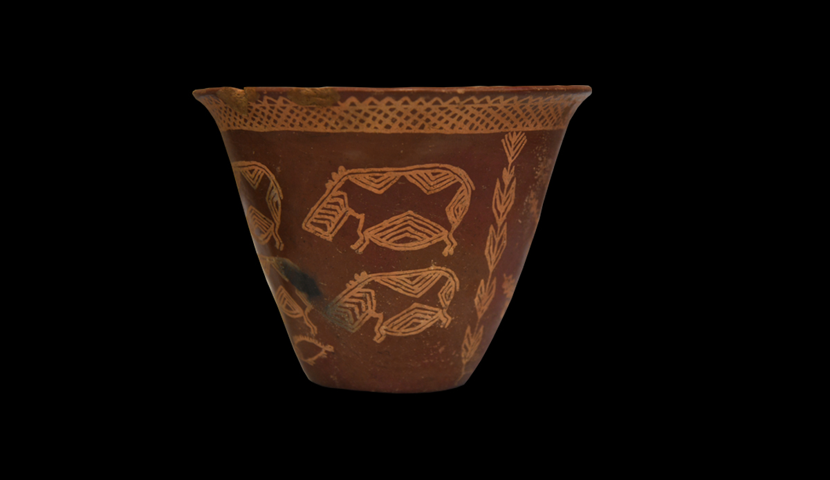 إناء من الفخار يصور رسومًا لبيئة نهر النيل
