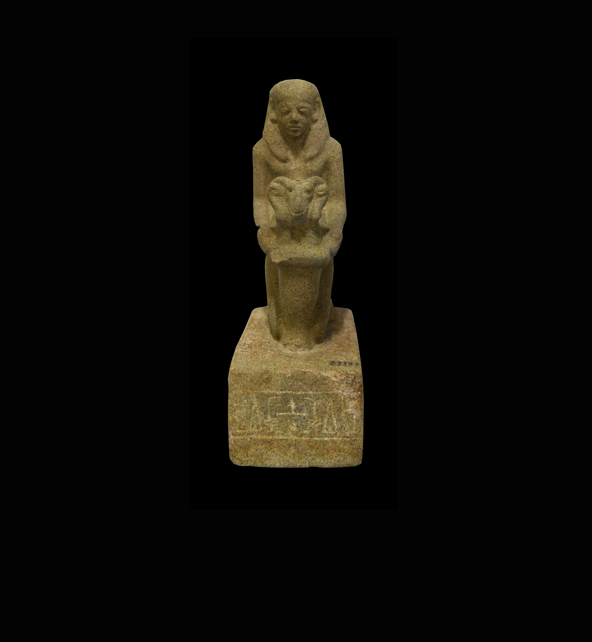 تمثال لـ (تشاي-نفر) راكعًا