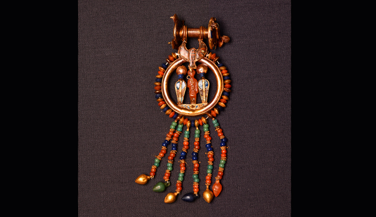 أقراط ملكية