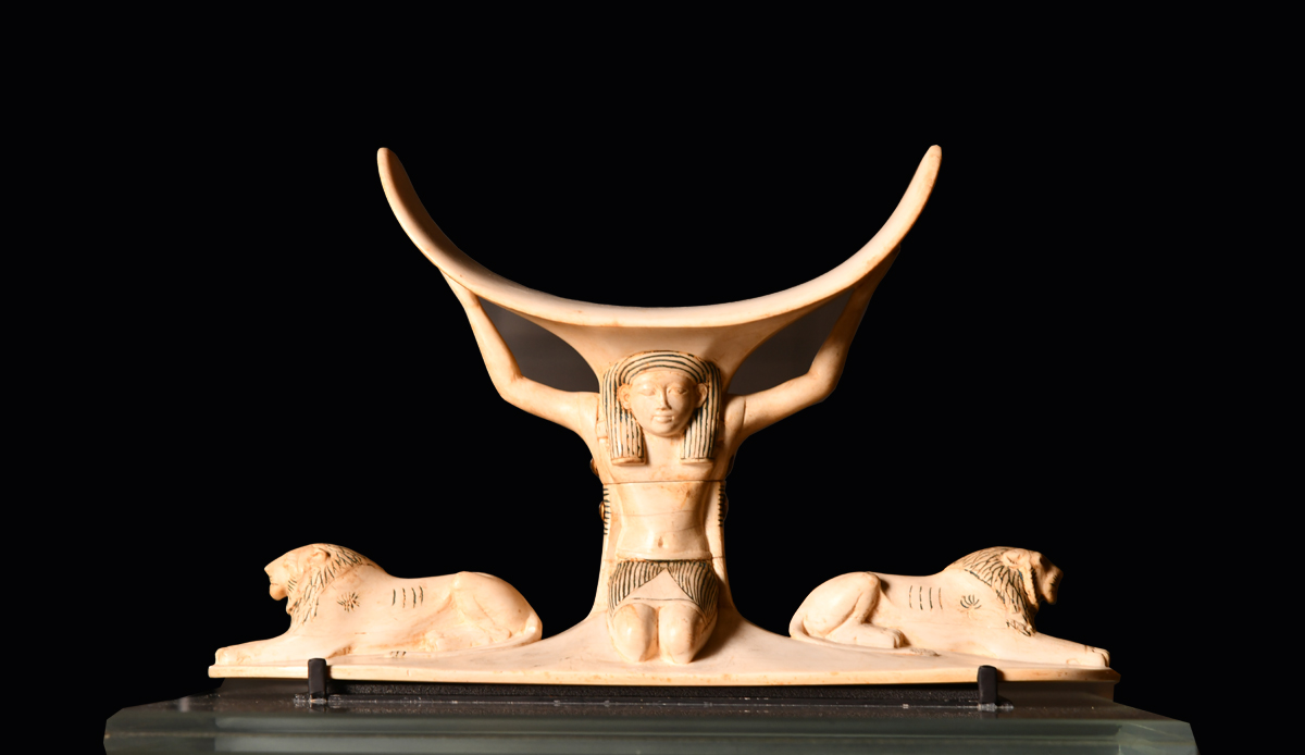 مسند رأس للملك توت عنخ آمون