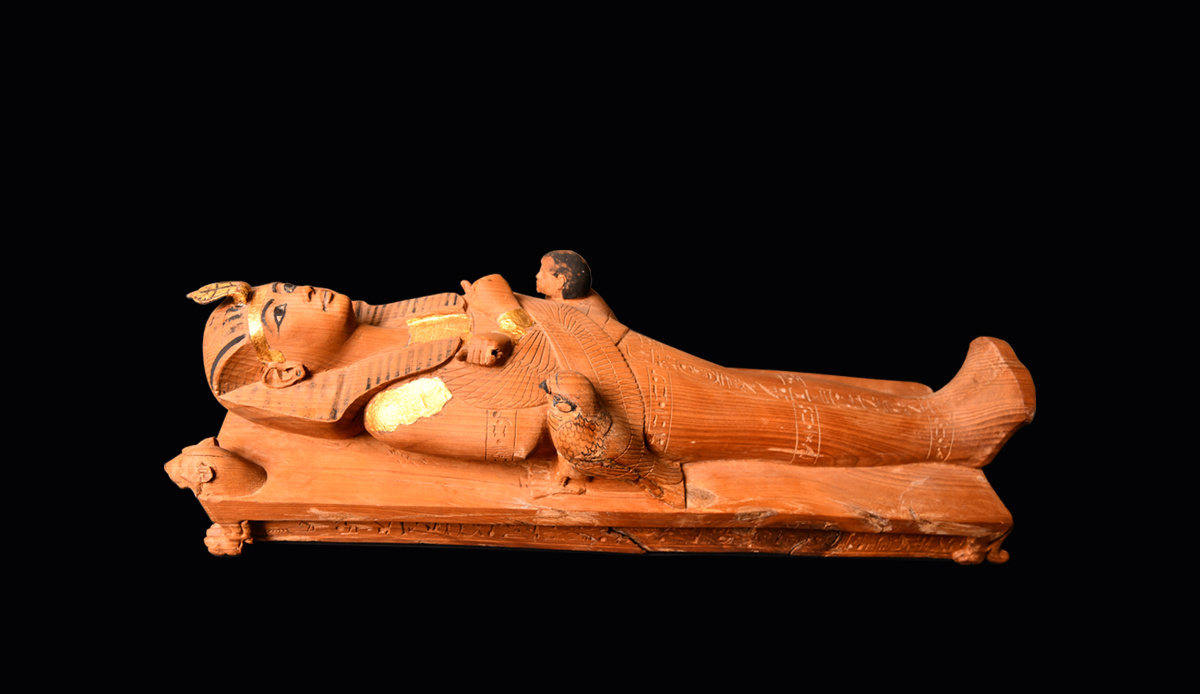 تمثال للملك راقداً على النعش