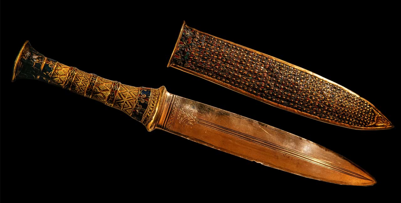 https://cdn.gem.eg/media/5771/silver-dagger-with-golden-sheath-and-handle-1.jpeg?rnd=134019742180000000&ver=2025.10.17.01